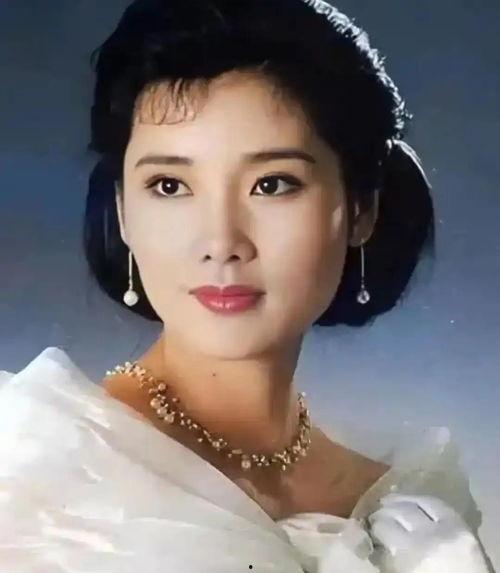 何赛飞与姐姐照片,姐妹情深画面引网友热议